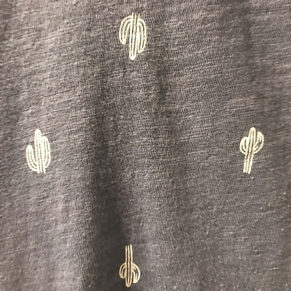 ✨2/$10 | Old Navy T-shirt - Picture 2 of 4